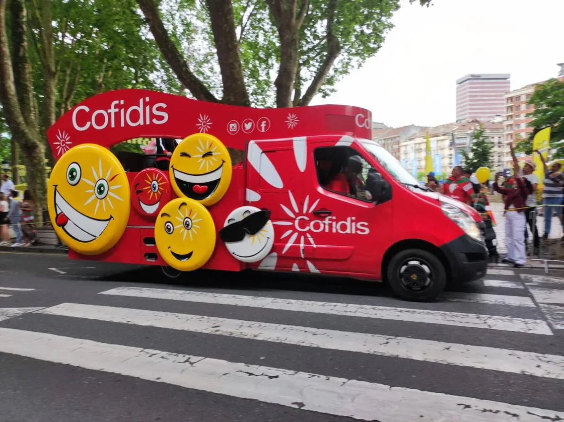 La caravana publicitaria del Tour en Bilbao El Correo